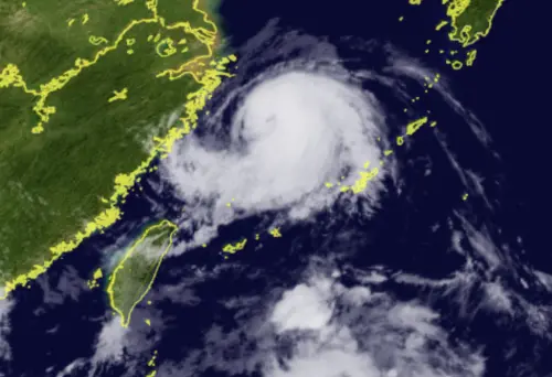 ▲沙德爾颱風雖然距離台灣本島距離較遠，但受其環流影響，西南風將增強，沿海仍有強風影響。（圖／翻攝向日葵8號衛星）