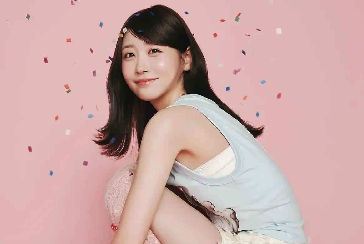 ▲日本女星櫻井優衣寫真被翻出，遭疑事業線造假，放大竟驚見2條線，粗糙後製遭嘲：「用筆畫的嗎」。（圖／翻攝自IG@yui.sakurai_7）