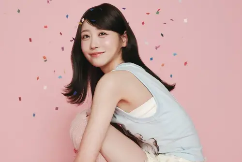 日女星寫真事業線造假？放大驚見2條線　粗糙後製遭嘲：筆畫的嗎