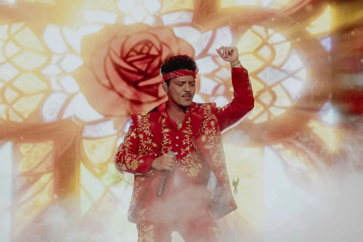▲歌手Bruno Mars（如圖）正式公佈2027世界巡迴《Bruno Mars - The Romantic Tour》將於5月1日（六）、5月2日（日）強勢登上高雄世運，9月14日上午10點起，拓元售票系統全面開賣。（圖／ Live Nation Taiwan提供）