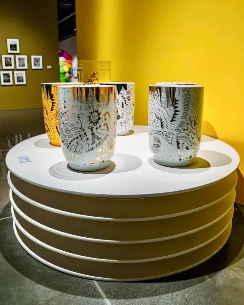 ▲《花瓶Vases》作品佈滿草間彌生各種經典元素，包括圓點、線條、南瓜、眼睛、女人、植物草花等。（圖／翻攝自周春米臉書）