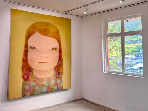 ▲奈良美智「跟著潮濕朦朧的一天去旅行」金瓜石展場於水湳洞地區，窗外可遠眺十三層遺址。（圖／記者蕭涵云攝）