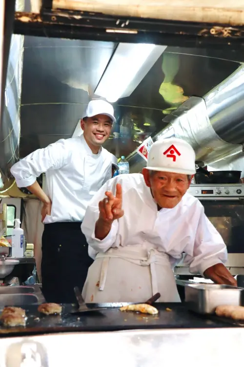 ▲台灣店主Eric前往日本研習時，與今崎勝美爺爺合照。（圖／今屋漢堡提供）