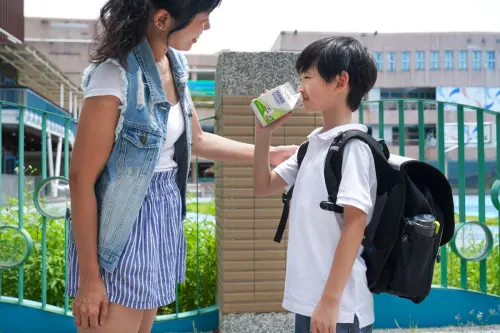 ▲小包裝鮮乳方便在忙碌早晨孩子在上學前飲用。（圖／NOWNEWS攝）