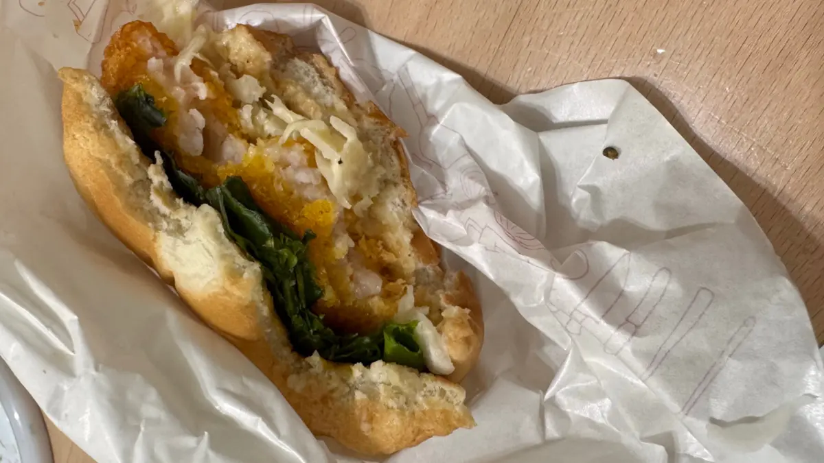 ▲摩斯漢堡遭Threads網友爆料食安風波，「吃到活的蝸牛」爬在包裝紙上，影片掀起眾人熱議；苦主透露店家反應「只能給我餐券」。《NOWNEWS今日新聞》記者摩斯漢堡證實並回應了。（圖／翻攝自Threads@Doris Chang）