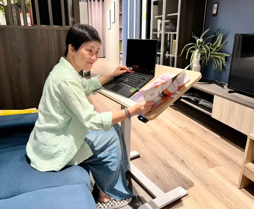 ▲特力屋 Home Zone 索爾充電式智能升降桌角度靈活、擺脫線材束縛，極致利用小套房空間。（圖／特力屋提供）