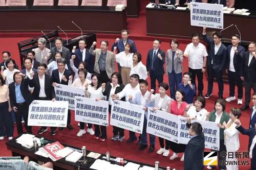 藍白表決出包！23藍委誤投民眾黨版本　傅崐萁驚覺急喊「抽卡」