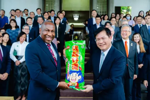 林佳龍懂送「台灣神物」超在地！雙12使節齊普渡　各國供品大集合