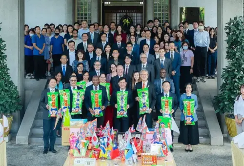 ▲外交部同仁與駐台使節及代表大合照，巨型綠色乖乖顯得特別吸睛。（圖／翻攝自外交部）