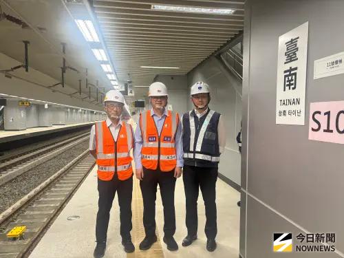 ▲交通部今（27）日前往新臺南車站工區視察，鐵道局長楊正君表示，目前計畫整體進度85.65%，第一階段下地切換通車預定進度為85.75%，兩者僅差0.1個百分點，已進入通車前最後階段。（圖／記者李青縈攝）