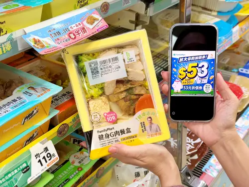 ▲民眾取得QR Code後，至全台「全家」門市出示QR Code折價券即可折抵健康商品。（圖／全家提供）