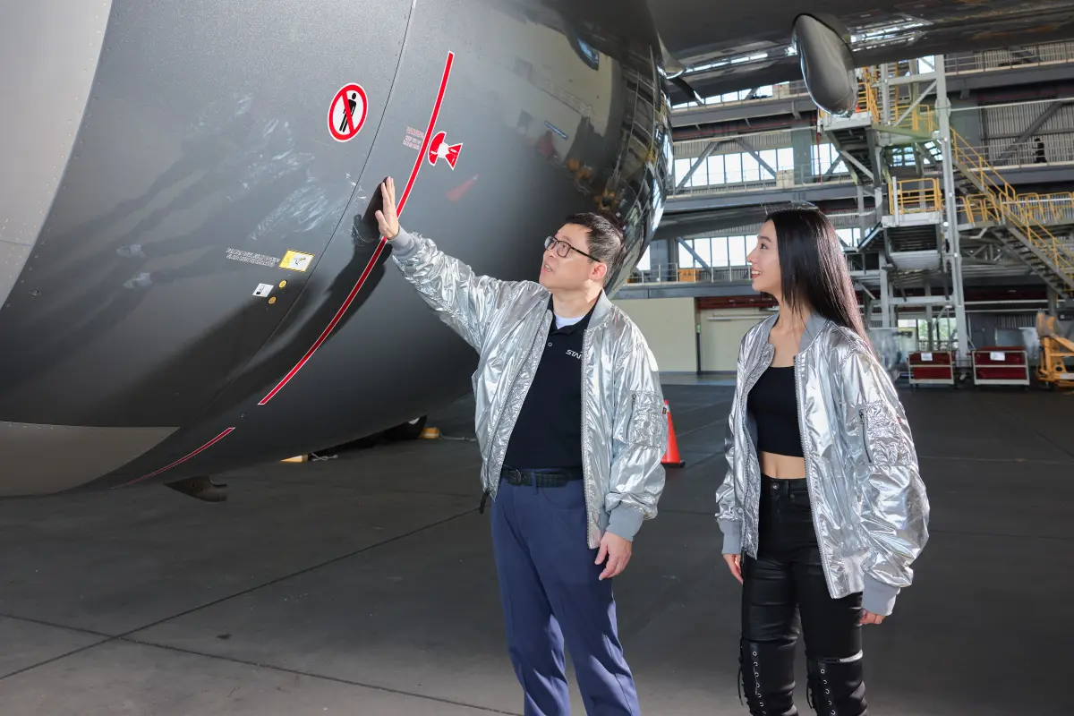 ▲星宇航空朝聖STARLUX AIRSORAYAMA藝術機形象大使Kōki, 搭星宇航空朝聖藝術機，並由董事長張國煒親自導覽。（圖／星宇航空提供）