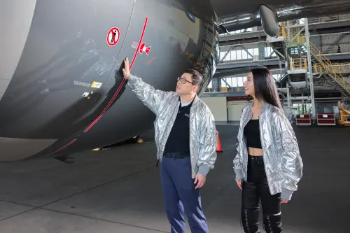 木村拓哉女兒Kōki,當星宇航空藝術機大使　K董張國煒親自導覽
