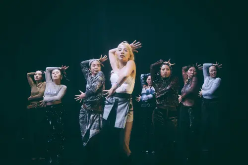 ▲專輯《開》中的〈包括但不限於〉由吳青峰作詞，魔性又療癒的舞曲風格，展現洪佩瑜不同以往的音樂面貌。（圖／何樂音樂）