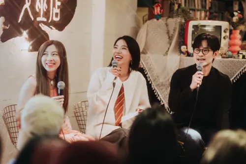▲在《開》專輯上線前一晚，洪佩瑜（中）、王小苗（左一）、陳建騏等人在女巫店主持發行前祈福大會。（圖／何樂音樂）