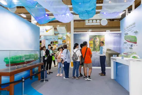 ▲長榮海運導覽人員向民眾介紹智慧貨櫃、低碳船舶及永續航運的實際應用。（圖／長榮海運提供）