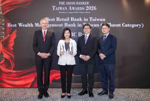▲中國信託銀行20度榮獲《The Asian Banker》（亞洲銀行家）頒發「臺灣最佳個人金融銀行」，亦獲得「臺灣最佳財富管理銀行」等大獎，由個人金融執行長楊淑惠（左二）代表領取，展現對此獎項之重視。(圖／中國信託銀行提供)