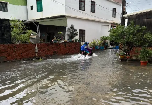 高雄一早突暴雨淹水！上班道路淹成小河　民眾超崩潰：又回海裡了