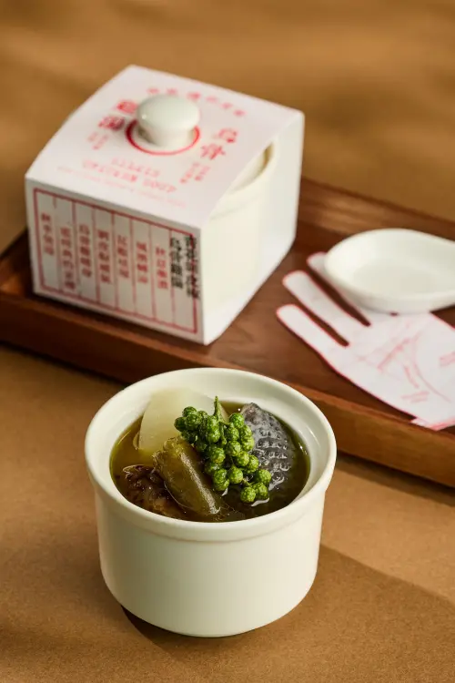 ▲青花剝皮椒烏骨雞湯有著法國菜高湯、川菜香料的元素。（圖／饗賓集團提供）