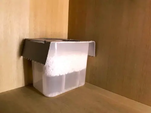 ▲如果遇到除濕盒不慎翻倒的情況，液體流到地板或家具上，千萬別放著不管。（圖／取自photoAC）