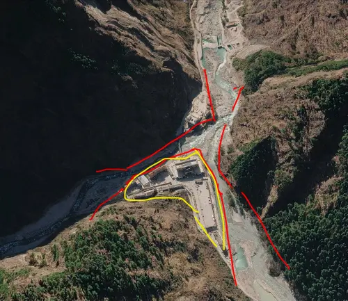 ▲杜奕瑾解釋，山區河川最基本的工程常識，就是必須還地於河、留出洪水通道，但吉隆口岸聯檢大樓就是河道上的大型違建，讓這次土石流傷亡如此嚴重。（圖/杜奕瑾臉書）