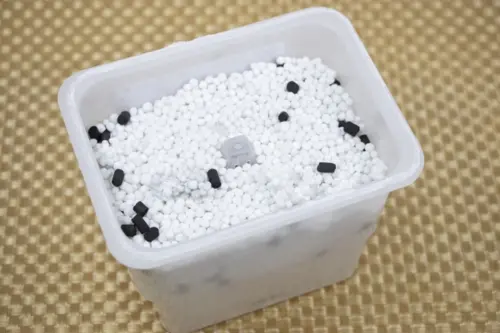 ▲除濕盒內的液體主要成分並非一般的水，而是高濃度「氯化鈣水溶液」。（圖／取自photoAC）