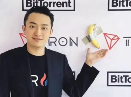 ▲孫宇晨在2024年也用620萬美元買下義大利藝術家毛里齊奧·卡特蘭的作品《喜劇演員》，就是那幅拿膠帶黏著香蕉的作品。（圖/孫宇晨微博）