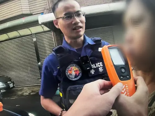 未打方向燈露餡！醉女伸手摸警大腿　員警急喊：不要亂摸我