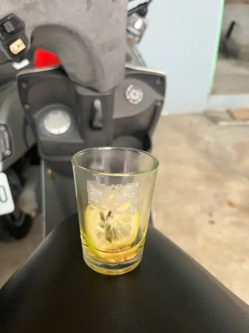▲林女機車上擺著一只隨身杯，拿起查看時，一聞竟飄出濃濃酒味。(圖／記者郭凱杰翻攝)