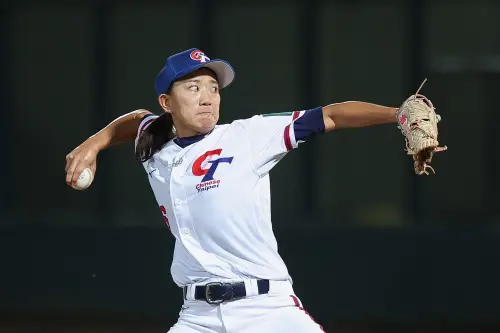 ▲中華女棒在世界盃預賽以3勝2敗晉級明年的世界盃決賽，前役面對英國隊，先發投手張甄芸為星宇航空空服員，為備戰世界盃，星宇破例讓她留職停薪。（圖／中華棒協提供,2026.8.27）