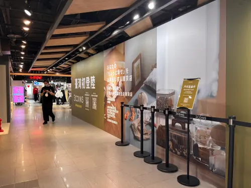 ▲實地走訪誠品武昌店4樓，3COINS門市拉起「臺灣初登錄」巨型圍籬並設有專屬紅龍柱，隔壁即為5月新登場的WEGO TOKYO。（圖／記者徐銘穗攝）