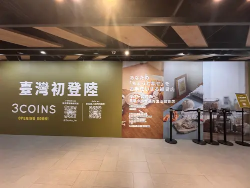 ▲原訂 8 月底試營運的 3COINS 台灣首店確定延期，公關證實將延至 9 月中下旬，現場圍籬牆面已印上「OPENING SOON」字樣倒數。（圖／記者徐銘穗攝）