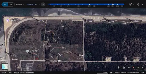 ▲NOWNEWS調閱衛星圖資，2024年2月21日，台中港區仍有許多散落的風機葉片，直到2025年3月，經台中市環保局舉檢舉開罰才清除完畢。（圖／翻攝自Google Earth）