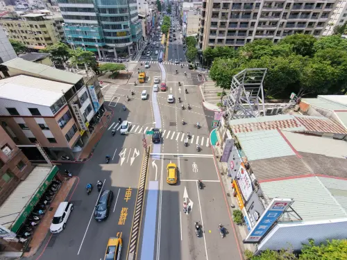 ▲台中市北區中清路一段與太原路口左彎車道動線較為複雜，為提升路口行車安全與秩序，市府在左彎車道設計「彩色導引標線」劃設工程。（圖／台中市政府提供）