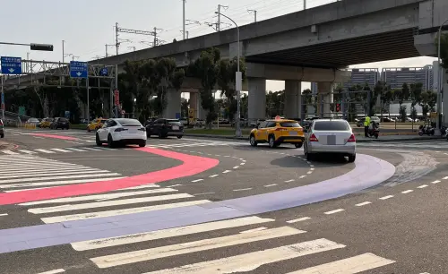 ▲台中市在2025年4月，也在高鐵台中站附近設計彩色標線，以利用路人分辨路線。（圖／台中市政府提供）
