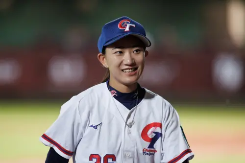最強空服員張甄芸是誰？曾是「女黑豹」　鳳凰盃奪最佳投手與MVP