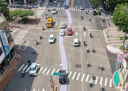 馬路突多出「2條藍紫線」！交通局解釋了　用途車主全驚：太特別