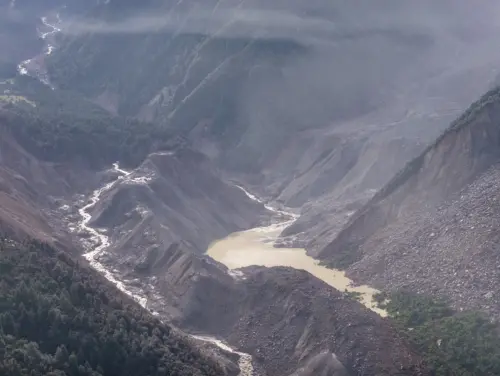 200萬噸洪水一觸即發！堰塞湖溢流恐爆二次山洪　搜救行動全喊停
