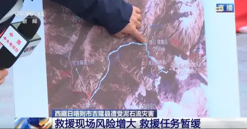 ▲吉隆口岸上游堰塞湖現溢流（圖／截自央視）