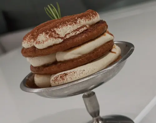 ▲KA COFFEE LOUNGE也有多樣化的甜點，圖為「響·威士忌提拉米蘇」。（圖／KA COFFEE LOUNGE提供）