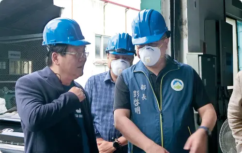 ▲2025年7月，環境部長彭啟明前往鴻升科技廠區，找董事長鍾佳勳商討去化太陽能板事宜。（圖／鴻升科技提供）