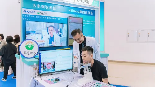 ▲展覽現場示範舌象擷取系統操作，了解中醫舌診如何結合數位科技。（圖／馬光中醫提供）