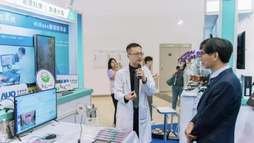 ▲經濟部產業發展署署長邱求慧蒞臨攤位，院長陳昭仁分享中醫臨床使用經驗與實際需求。（圖／馬光中醫提供）