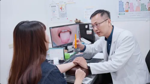 ▲馬光醫療網於院所實際使用舌象擷取系統，AI影像辨識與自動校色技術可在10秒內還原舌象，進一步辨識7大類、40項舌象特徵。（圖／馬光中醫提供）
