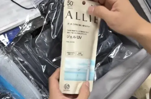 ▲物資箱內驚喜出現知名品牌的防曬凝膠，超貼心的生活細節獲網友大讚。（圖／翻攝自 ig@sky19780）
