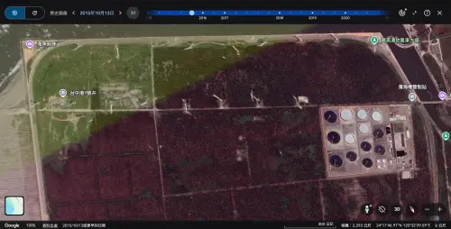 ▲NOWNEWS調閱衛星圖資，2015年10月13日，台中港區出現許多散落的風機葉片；直到2025年3月，經台中市環保局舉檢舉開罰才清除完畢。（圖／翻攝自Google Earth）