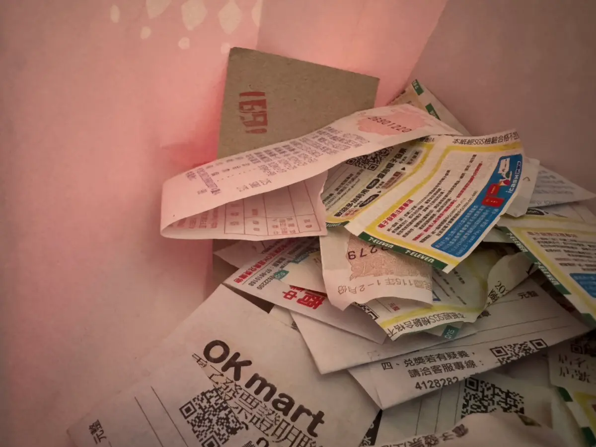 ▲近期有民眾隨手在公共場所的垃圾桶撿起發票，卻因此被警方通知到案說明，遭失主提告侵占罪。（示意圖／記者潘毅攝）
