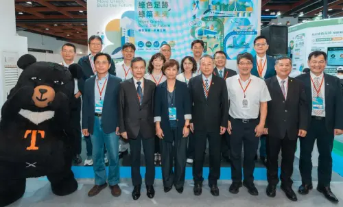 ▲台灣港務公司參與2026亞太永續博覽會，由台灣港務公司總經理王錦榮((前排右2))帶隊參展，透過向大眾展現台灣港群永續發展的具體成果。(圖／台灣港務公司提供)