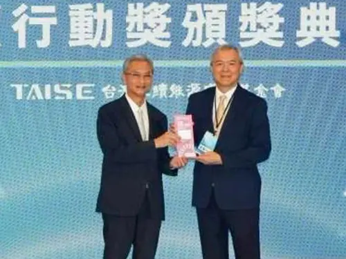 ▲台灣港務公司參與2026亞太永續博覽會，花蓮港震災修復工程，更於2026亞太博覽會中傳來捷報，以「廢料重生及生態共融」專案榮獲台灣永續行動獎(TSAA)銅獎之殊榮，由花蓮港務分公司總經理宋益進(右)受獎。(圖／台灣港務公司提供)