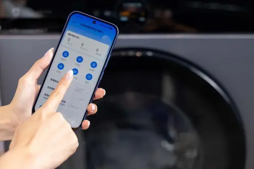 ▲米家智慧滾筒洗衣機Pro可連接米家APP，使用手機即可遠端啟動、預約及調整洗程，還能查看洗衣進度，並透過「AI洗衣專家」推薦適合的洗滌行程。（圖／官方提供）